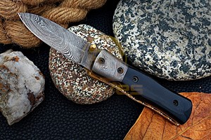 Couteau pliant de poche artisanal en acier Damas OEM personnalisé, pointe tombante, manche en résine, pour camping, chasse, EDC, avec étui en cuir - Product Image 2