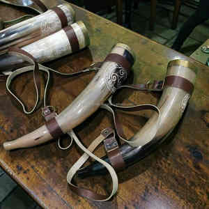 Auténtico Soplador de Cuerno de Buey Vikingo, Tallado a Mano en Cuerno Natural con Correa de Cuero para Uso Ceremonial y en Bares al Mejor Precio - Product Image 5