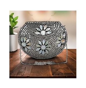 Pochette en mosaïque de nacre avec chaîne dorée, motif mandala demi-lune, sac à main fait main, design moderne et unique - Product Image 5