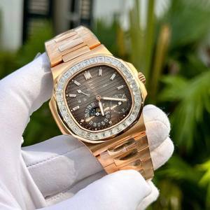 Reloj de lujo personalizado con diamantes de moissanita, esfera con números romanos, estilo bust down con diamantes baguette, precio al por mayor, reloj para hombre - Product Image 2