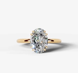 Anillo de compromiso, boda o aniversario de lujo elegante chapado en oro amarillo de plata de ley 925 con moissanita de corte ovalado de 8x12 mm engastada con puntas - Product Image 1