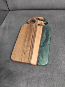 Planche à découper en bois de forme rectangulaire avec incrustation de résine turquoise, design de poignée, bloc de découpe naturel et écologique - Product Image 4