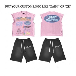 ชุดเซ็ตเสื้อกล้ามชายผ้าคอตตอนเจอร์ซีย์พรีเมียม 240 GSM สีชมพู-ดำ กางเกงขาสั้นขอบดิบ พิมพ์ลายสกรีนแบบดิสเทรส พร้อมโลโก้สั่งทำ สไตล์สตรีทแวร์ - Product Image 1