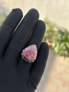 Bague en argent sterling avec thulite naturelle, sertie clos, best-seller pour mariages, fiançailles et occasions festives en Inde - Product Image 4