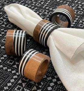 Anneaux de serviette en bois et résine époxy, luxe moderne, écologiques, pour mariage, dîner, personnalisés, faits à la main, accessoires de table - Product Image 1