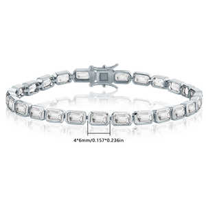 กำไลข้อมือทรงเอเมอรัลด์คัทสำหรับผู้หญิง ดีไซน์คริสเตียนทันสมัยสีเงิน โดย Abbott สำหรับโอกาสเป็นของขวัญ - Product Image 3