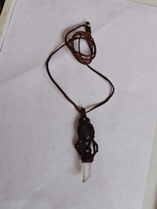 Pendientes de macramé marrón hechos a mano con piedra preciosa verde |   Pendientes colgantes con cuentas doradas estilo bohemio para mujer - Product Image 2