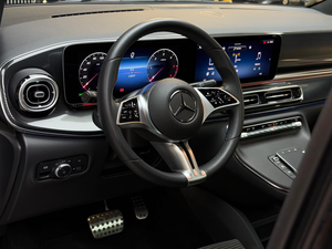 Mercedes Benz V250d AMG Line Longue portée, toit panoramique, 7 places, fourgon de luxe diesel automatique - Product Image 4