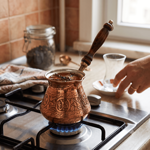 Cafetera Turca de Cobre Repujado con Medallón Floral, Cezve, Ibrik Árabe, Briki Griega, Calentador de Leche para Estufa con Mango de Madera, OEM - Product Image 3