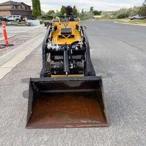 Mini-chargeuse compacte Vermeer puissante pour travaux de construction, aménagement paysager, nivellement, terrassement et manutention de matériaux sur chantier - Product Image 1