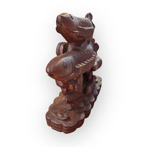 La estatua de carpa es exquisitamente tallada a partir de un solo bloque de madera de Huong. - Product Image 3