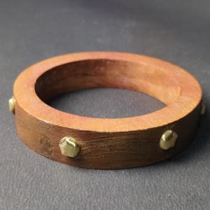 Brazalete de Madera Maciza con Borde Rectangular y Tachuelas de Latón en Forma de Estrella - Joyería de Madera Minimalista Tallada a Mano - Venta al Por Mayor Personalizada - Product Image 5