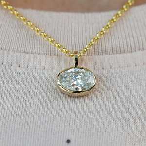 Colgante de Moissanita con Bisel Ovalado, Engaste Tipo East West, Anilla Fija, Plata de Ley 925, Chapado en Oro de 14K, Joyería de Platino - Product Image 1