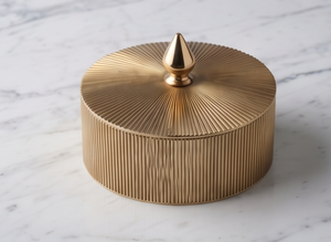 Caja redonda de metal con acabado dorado y diseño estriado para almacenamiento de frutas secas y verduras, con pomo decorativo. - Product Image 3
