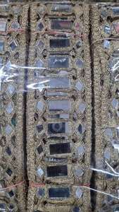 Bordure en dentelle miroir élégante, idéale pour les travaux manuels, la création de mode et les tenues de créateurs. - Product Image 2