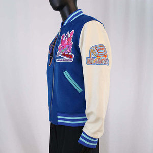 Veste varsity bleue pour homme avec motifs brodés, logo brodé au dos, style streetwear, fermeture éclair, coupe classique. - Product Image 2