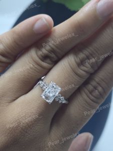 Anillo de compromiso de moissanita VVS, corte radiante, con piedras laterales de corte redondo, anillo de boda para mujer - Product Image 5
