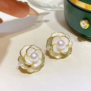 Boucles d'oreilles vintage classiques en perles d'eau douce de 6 à 7 mm, forme de fleur de camélia tridimensionnelle, argent pur - Product Image 1