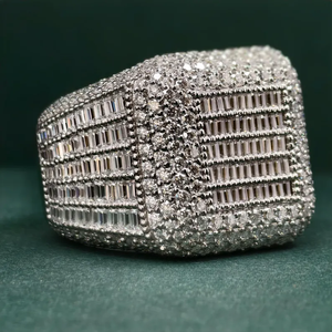 Bague de luxe pour homme en or blanc, sertie de diamants baguette, style hip-hop, bijou tendance et imposant - Product Image 3
