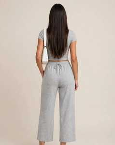 Conjunto Deportivo Casual para Mujer, Camiseta Corta 2 en 1 y Pantalones Deportivos hasta el Tobillo, 100% Algodón Gris - Product Image 3
