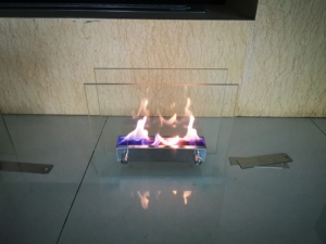 Caminetto a <span class=keywords><strong>Bioetanolo</strong></span> Autoportante con Bruciatore Lineare in Acciaio Inox, Doppio Pannello in Vetro, Riscaldatore Decorativo per Interni - Product Image 1