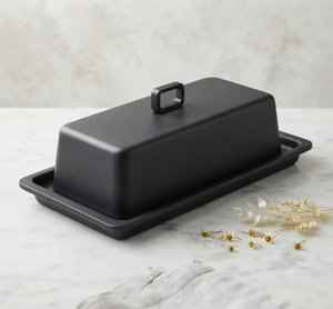 Plat à beurre rectangulaire noir mat avec couvercle, design minimaliste, plat de service, vaisselle en métal durable - Product Image 1