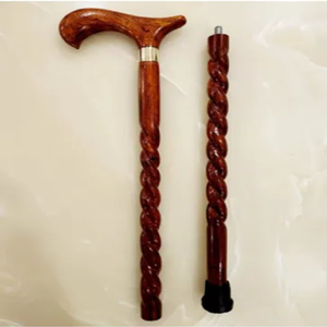 Cette canne de marche en bois unique en son genre, composée de deux parties, présente un manche sculpté en spirale, disponible à prix de gros. - Product Image 1