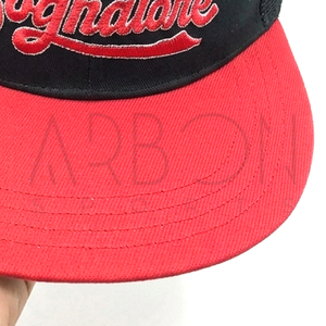 Gorra Snapback con Bordado 3D Sognatore, Gorra Trucker Premium Negra y Roja, Estilo Bicolor, Ropa Urbana, Venta al Por Mayor - Product Image 6