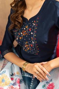 Ensemble Kurti en viscose et soie Mango bleu marine de qualité supérieure avec pantalon droit brodé à la main et dupatta à imprimé numérique Maslin - Product Image 3