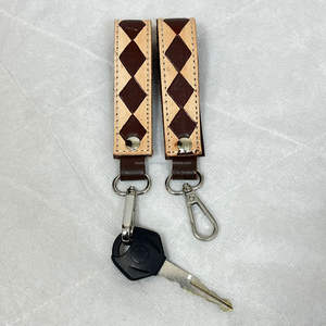 Llavero de Cuero Genuino con Patrón a Cuadros de Alta Calidad, en Varios Colores Vibrantes, Estilo Occidental, para Hombre y Mujer - Product Image 6