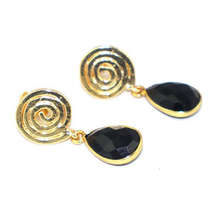 Boucles d'oreilles pendantes en laiton plaqué or 22 carats, style spirale en fil, avec onyx noir taillé et quartz hydro, serti clos en forme de poire, collection Royal Fashion - Product Image 3