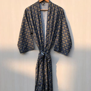 Nouvelle Arrivée Robe Kimono en Soie Vintage pour Confection de Sarees, Artisanat Ethnique Indien, Tissu Recyclé Directement du Grossiste - Product Image 1