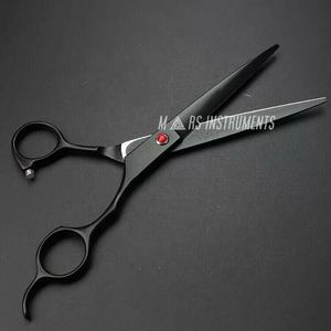 Juego de tijeras de peluquero de acero inoxidable profesional Kit de tijeras de corte de pelo negro para estilista sostenible y ecológico - Product Image 3