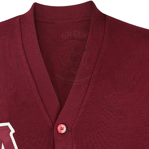 Cardigan tricoté bordeaux pour homme, avec logo KAP en lettres grecques, fermeture boutonnée sur le devant, manches longues, style universitaire - Product Image 4