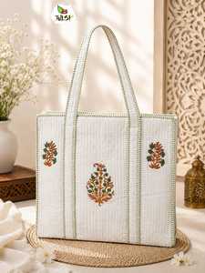Sac fourre-tout Stockify de qualité supérieure en toile de coton brodée de fleurs, réutilisable, pour femmes, disponible à la vente - Product Image 2