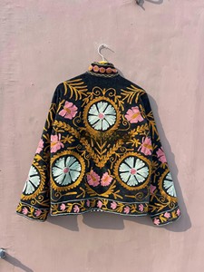 เสื้อแจ็คเก็ตกำมะหยี่สีดำปักลายซูซานีทำมือสำหรับผู้หญิง เสื้อโค้ทสไตล์โบโฮสำหรับฤดูหนาวคุณภาพพรีเมียม เสื้อแจ็คเก็ตสไตล์วินเทจ ของขวัญสุดพิเศษสำหรับเธอ - Product Image 2
