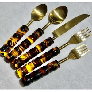 ชุดช้อนส้อมสแตนเลสสตีล 5 ชิ้น สไตล์อเมริกัน พร้อมด้ามจับเรซิ่น ชุบทอง PVD สำหรับใช้ในบ้าน โรงแรม งานเลี้ยง - Product Image 1