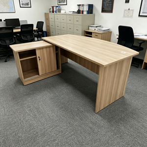 Bureau de direction moderne avec armoire de rangement, construction en aggloméré mélaminé, plateau en bois, mobilier de bureau commercial autoportant - Product Image 1