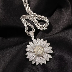 Colgante de Diamante Moissanite con Forma de Flor, Joyería de Lujo Brillante para Mujeres y Hombres, Ideal para Fiestas, Bodas, Compromisos y Aniversarios - Product Image 5