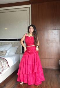 Conjunto de Blusa con Cuello Corazón y Falda con Volantes Bordados en Fucsia para Mujer, con Dupatta Bordada con Lentejuelas para Bodas y Fiestas - Product Image 3
