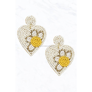Boucles d'oreilles en cristal de forme émeraude faites à la main, avec des perles de strass en forme de cœur, design floral blanc et jaune, jolies boucles d'oreilles en perles de graines, taille personnalisée, pour les fêtes - Product Image 1