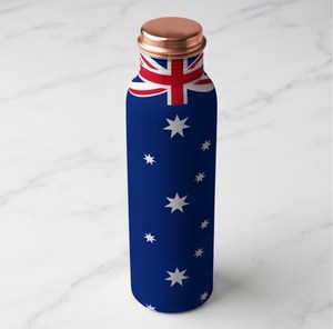Botella de agua de acero inoxidable con diseño de la bandera australiana y tapa de rosca de cobre para una hidratación diaria elegante con beneficios ayurvédicos para la salud. - Product Image 1
