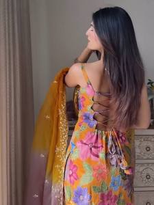Ensemble Anarkali pour femme à imprimé floral avec dupatta, tenue décontractée traditionnelle indienne et pakistanaise, coupe régulière, longueur genou, en soie Chinon, livraison rapide - Product Image 2