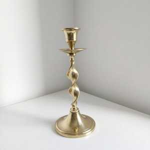 Porte-bougie en laiton fait main, tige torsadée, finition or poli, centre de table de mariage et base large pour la décoration intérieure moderne - Product Image 4