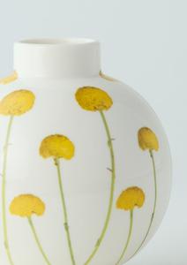 Encantador Florero de Cerámica con Estampado de Margaritas, Forma de Globo Redonda, Acabado Liso y Alegre Acento Floral Amarillo para Decoración del Hogar - Product Image 2