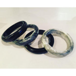 Brazalete de resina brillante en negro azabache Pulsera ancha hecha a mano Joyería de resina moderna Accesorio elegante para looks diarios y nocturnos - Product Image 1