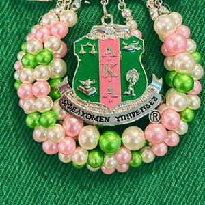 Broche de Perlas Rosa y Verde AKA Shield, Elegante Accesorio de Joyería para Hermandades con Cuentas Rosa y Verde y Diseño en Tono Dorado para Mujer - Product Image 2