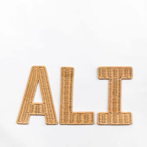 Décoration murale en rotin tressé personnalisée avec nom, en matériaux naturels, pour chambre d'enfant et aménagement intérieur - Product Image 1