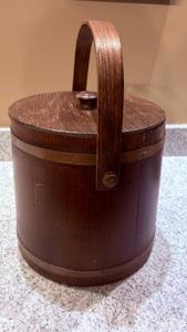 Cubo de hielo vintage de madera con tapa y asa metálica, perfecto para decoración de bares en casa, fiestas y exhibición en mesas rústicas, procedente de la India. - Product Image 2