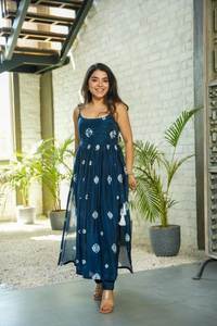 Ensemble pantalon et haut en coton imprimé en soie Taby pour femme, coupe Nyra, sans manches, col rond profond, style traditionnel indien, tenue de fête ethnique - Product Image 3